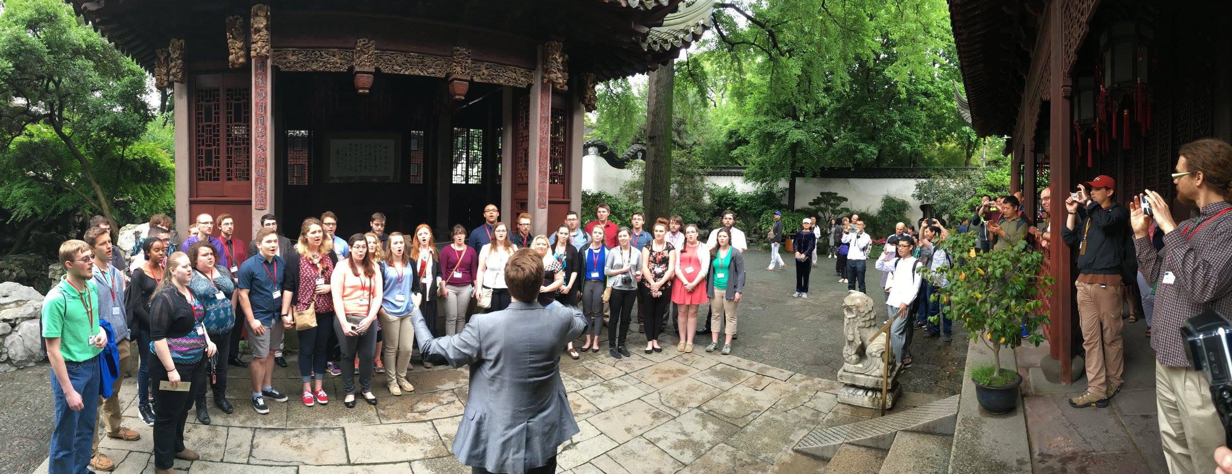 The choir performs "Mo Li Hua" at the Yu Garden.