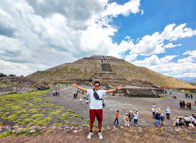 Gonzalez in front of the Aztec Pirámide del Sol (Pyramid of the Sun) in Teotihuacán, Mexico