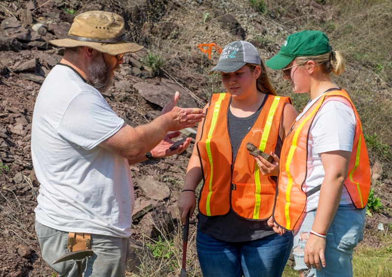 Broussard shows geologically preserved patterns of stream flow to students Darby Willingham '19 and Julia Suchanek '18 during a recent Natural History of Dinosaurs class field trip.